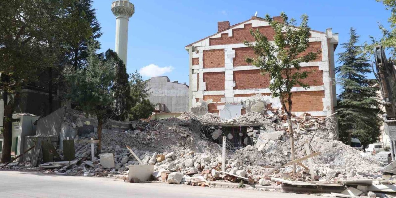 Yıkılan Binanın Molozları Cami Bahçesine Döküldü