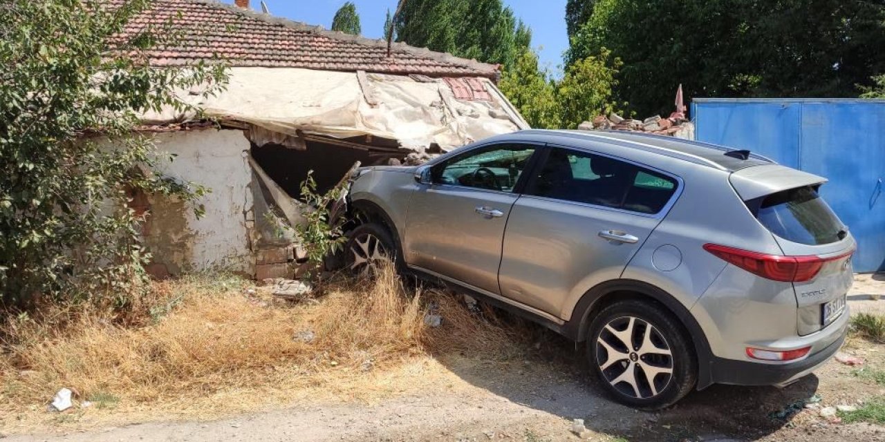 Çarpışmanın Etkisiyle Savrulan Otomobil Müstakil Eve Girdi: 1 Yaralı