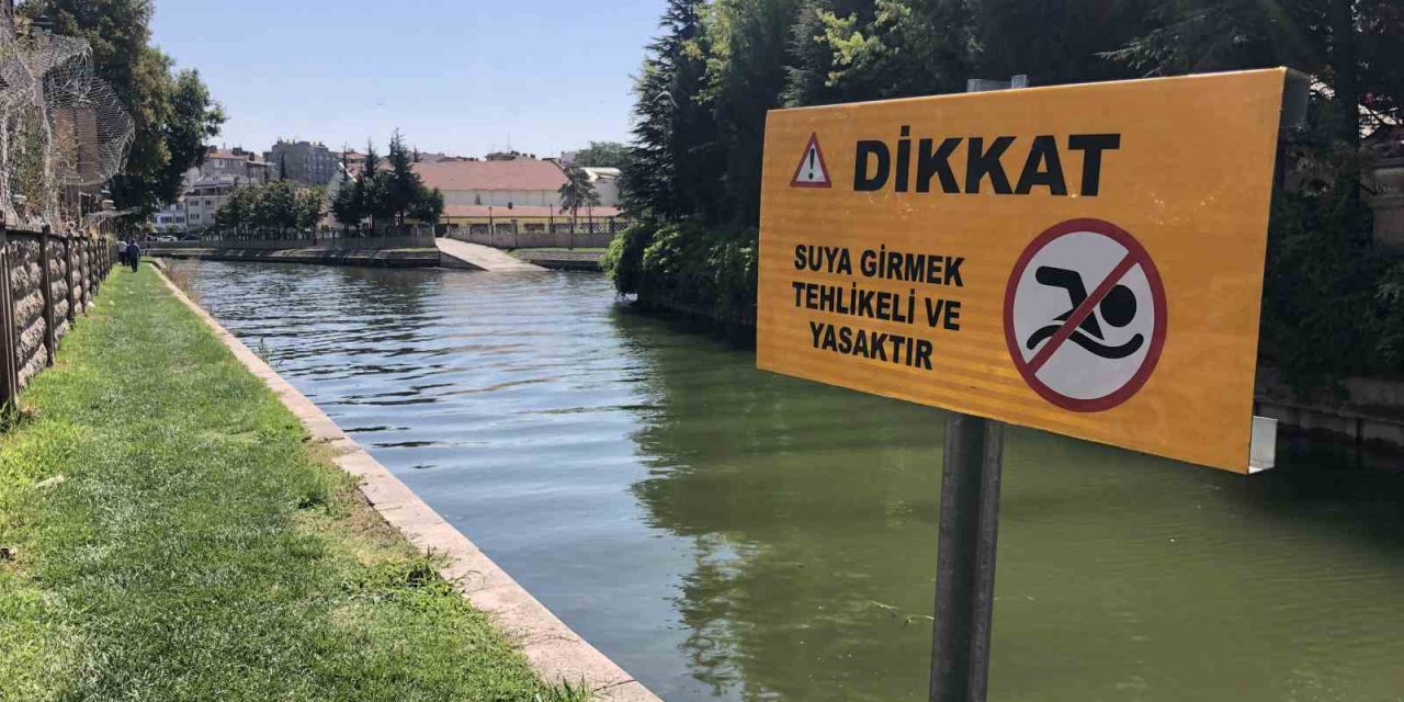 Serinlemek İçin Porsuk Çayı’na Girdi, Zabıta Ekipleri Tarafından Çıkarıldı