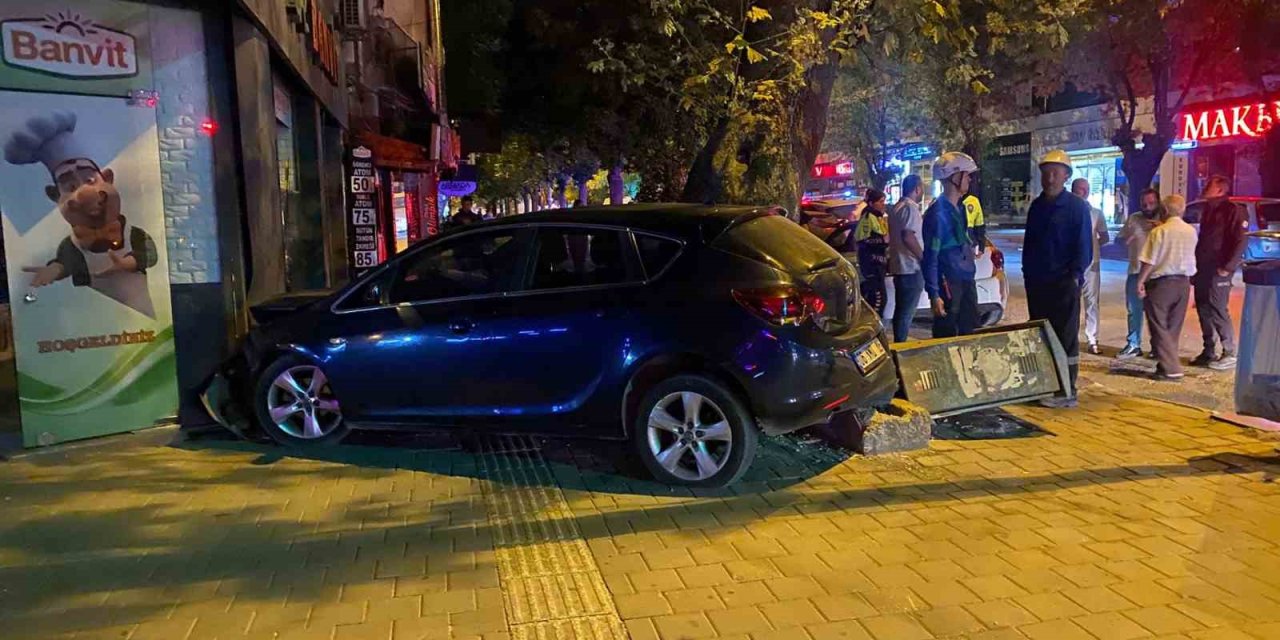 Bursa’da Kontrolden Çıkan Otomobil Önce Elektrik Panosuna Ardından Motosiklete Çarptı