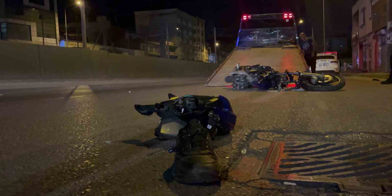 Bursa’da Motosiklet İşletme Girişine Çarptı: 2 Ağır Yaralı