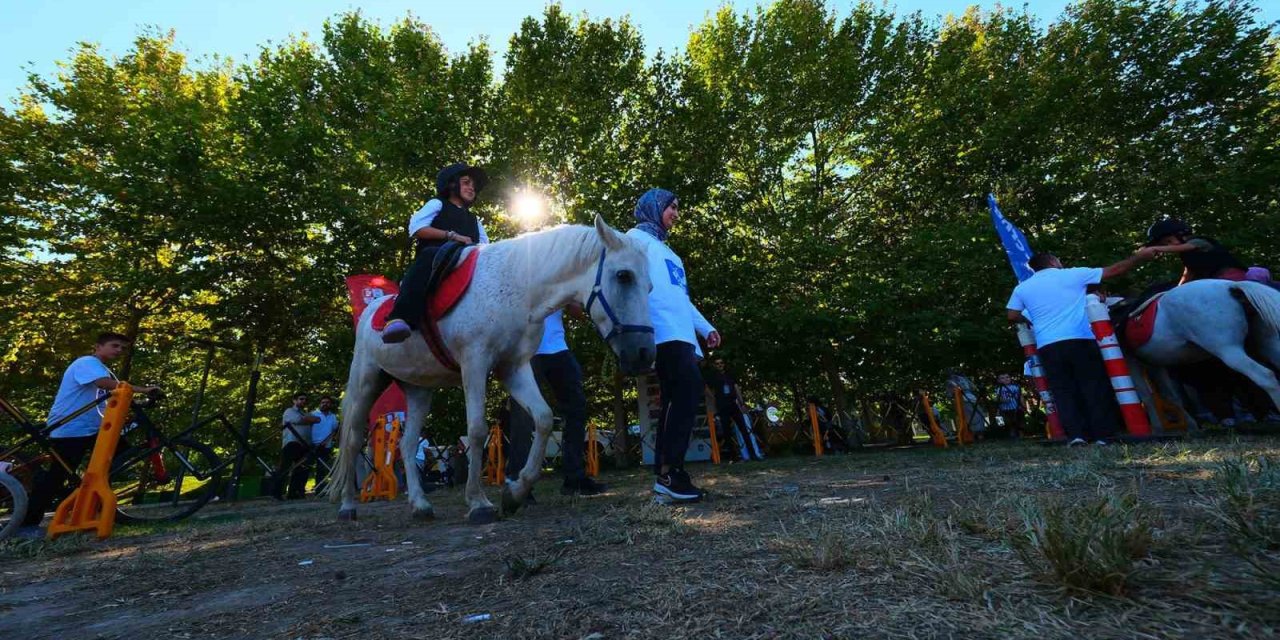Millet Bahçesi’nde Atlı Şenlik Çocukların Yüzünü Güldürdü