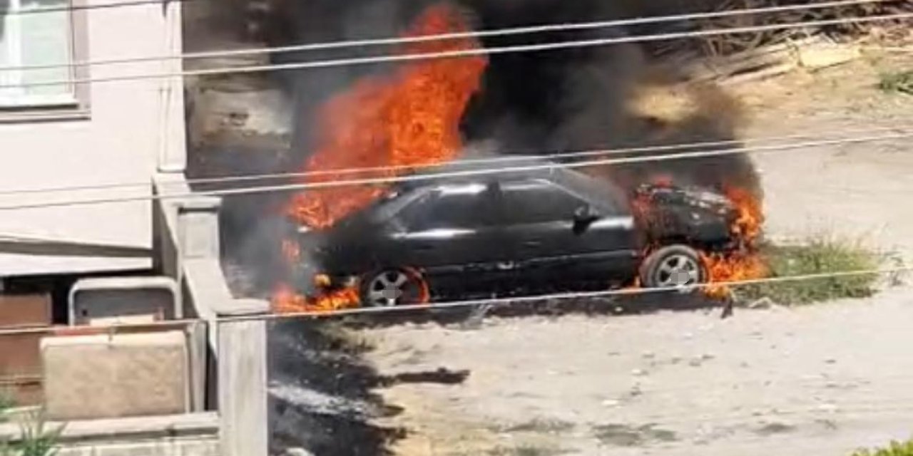 Park Halindeki Otomobil Alev Alev Yandı