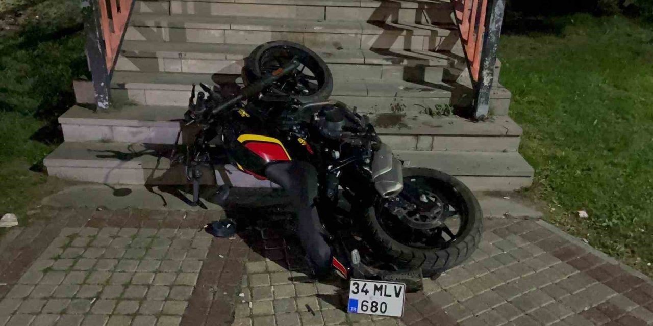 Yolun Karşısına Geçmeye Çalışan Yayalara Motosiklet Çarptı!