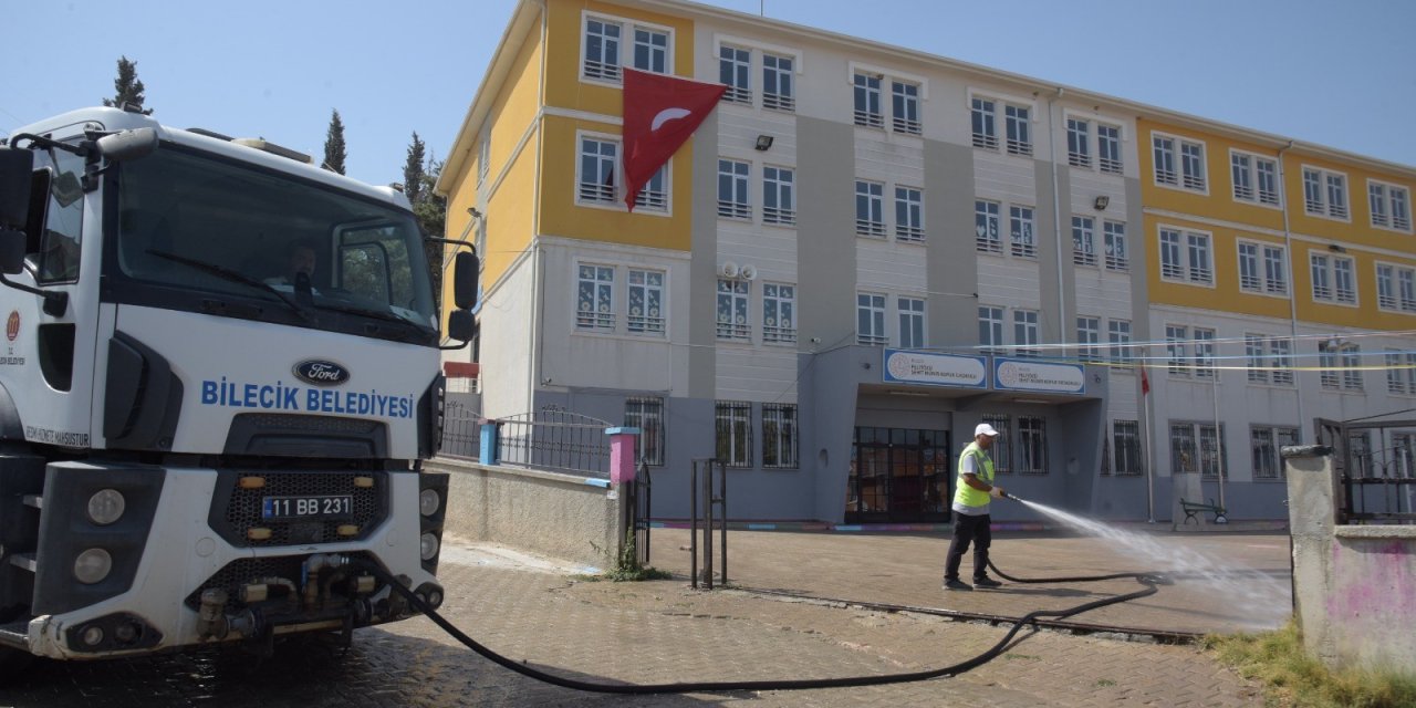Okul bahçeleri yıkandı