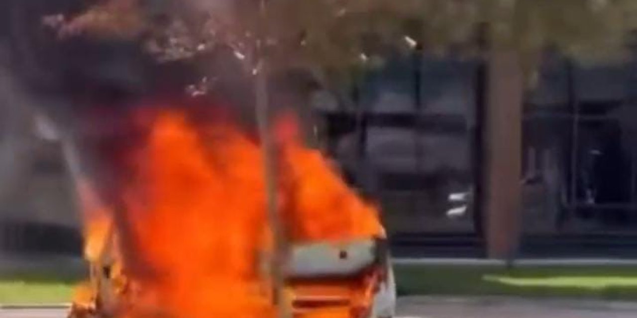 Bursa’da Park Halindeki Otomobil Alev Topuna Döndü