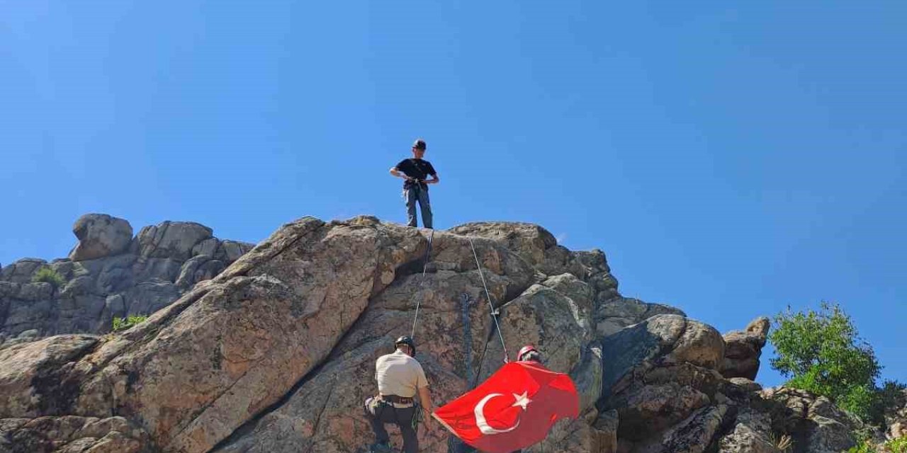 Zafer Bayramı’nda Karakayalar’a Tırmandılar