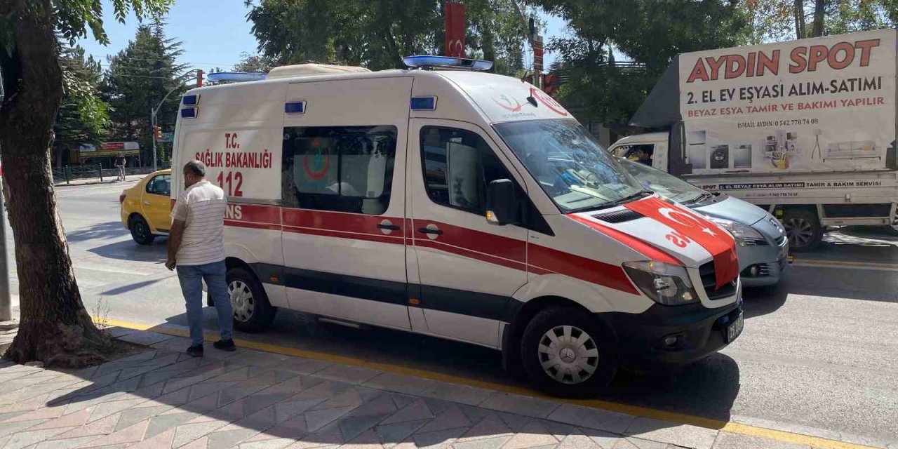 Kazanın Ardından Çarptığı Yayanın Tedavi Gördüğü Ambulansın Başından Ayrılmadı