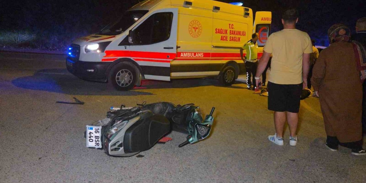 Motosiklet Otomobille Çarpıştı, 2 Kardeş Yaralandı