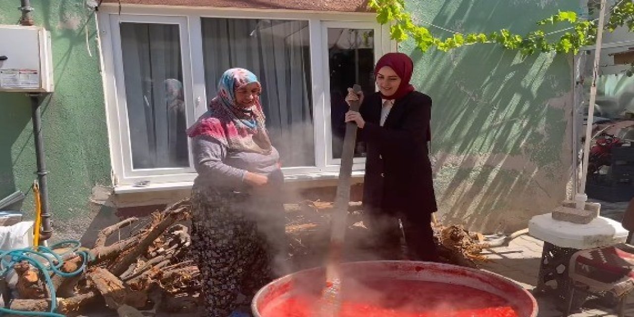 Kaymakam Kılıç salça kazanının başına geçti