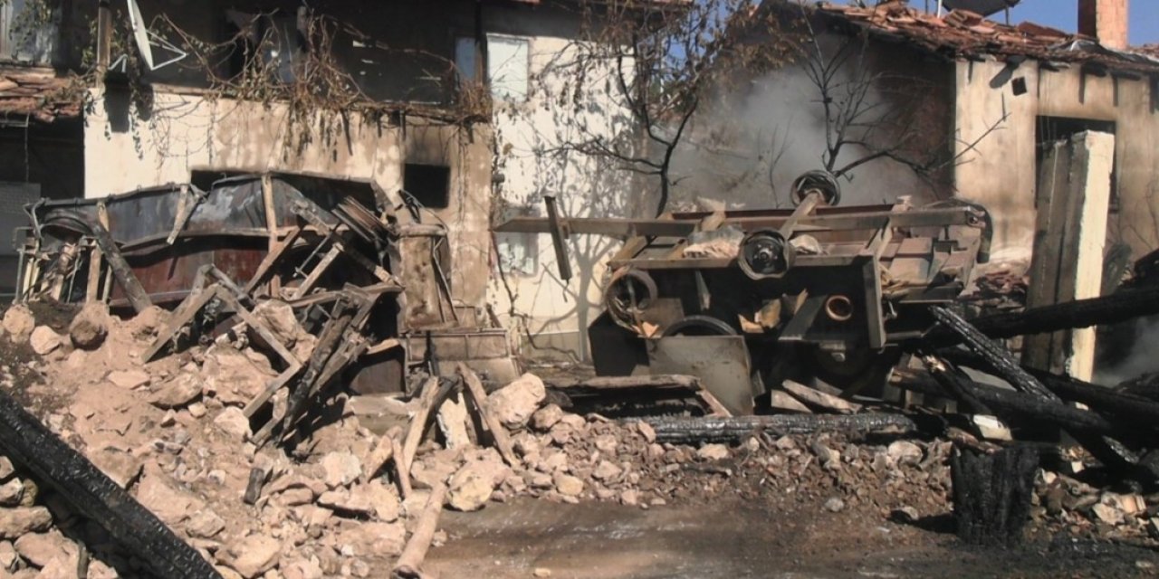Otomobil Patladı, Çıkan Yangında 3 Ev Kül Oldu