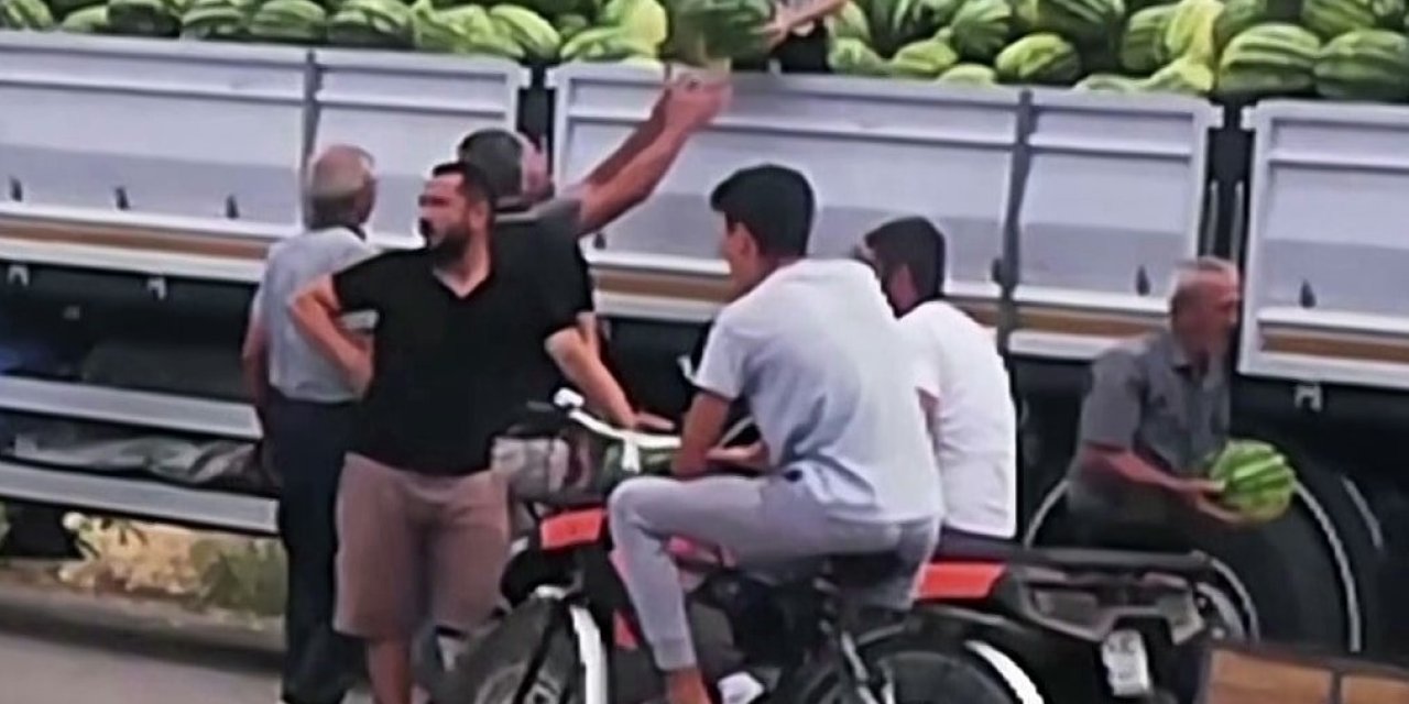 Bir Tır Dolusu Karpuzu Vatandaşlara Ücretsiz Dağıttı