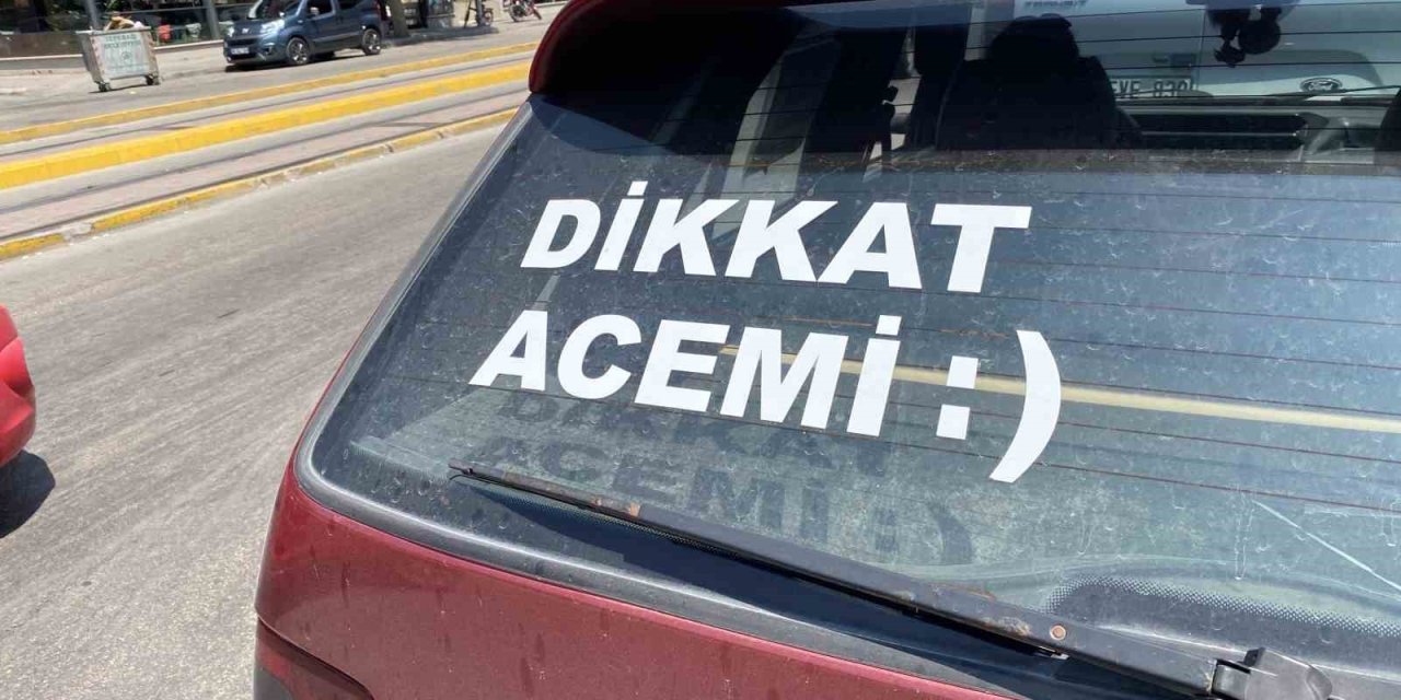 Aracının Arka Camında ’dikkat Acemi’ Yazan Sürücüden Trafikte Herkes Uzak Duruyor