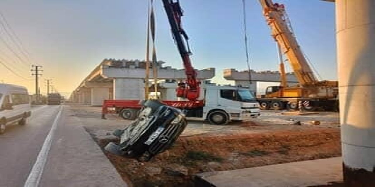 Kontrolden Çıkan Otomobil Üst Geçit İnşaatına Düştü
