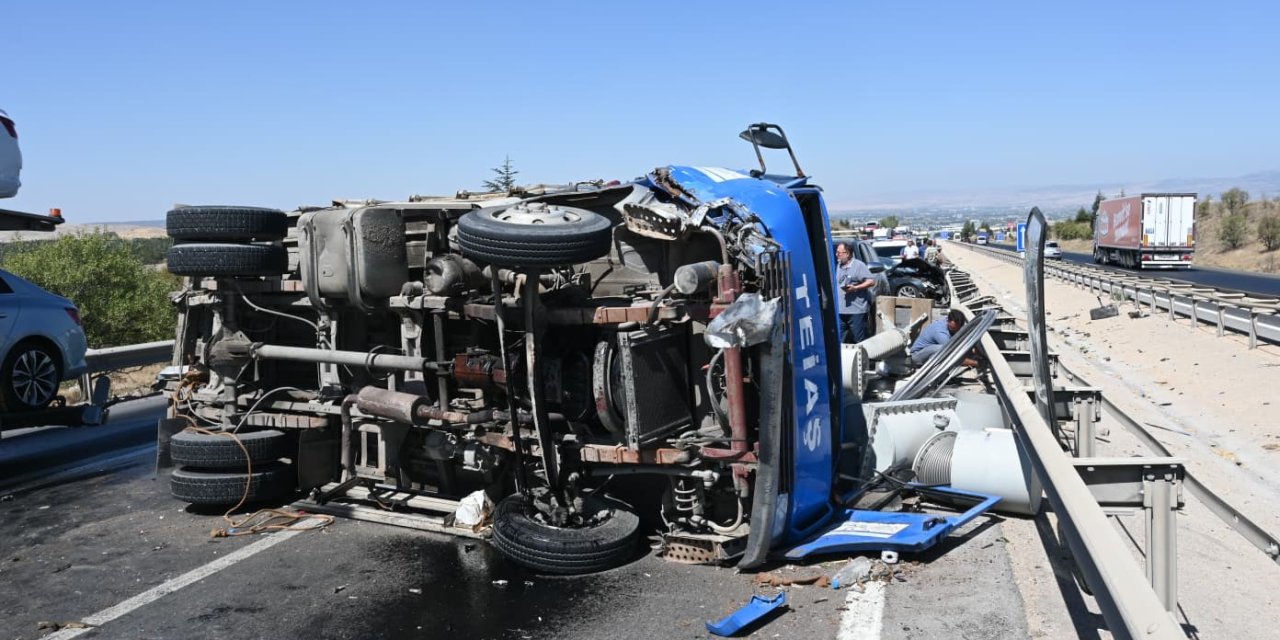 Otomobilin Çarptığı Trafo Yüklü Kamyon Devrildi
