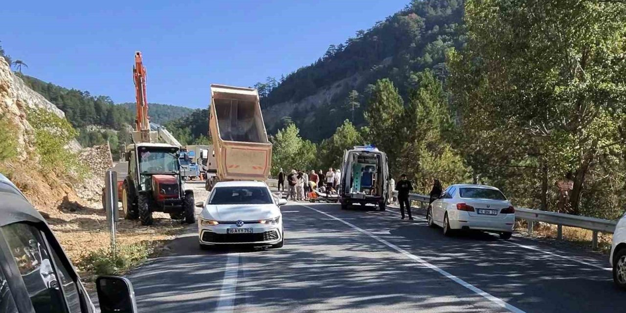 Yol Çalışmasındaki İşçiye Otomobil Çarptı
