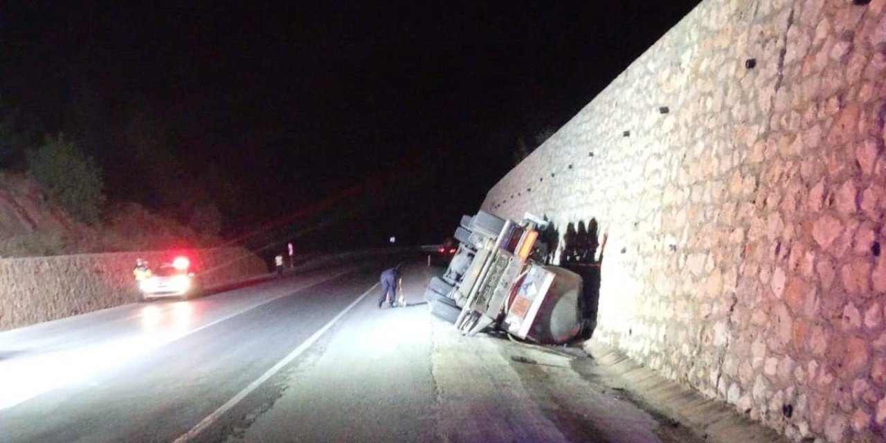 Asit Yüklü Tanker Devrildi: 1 Yaralı
