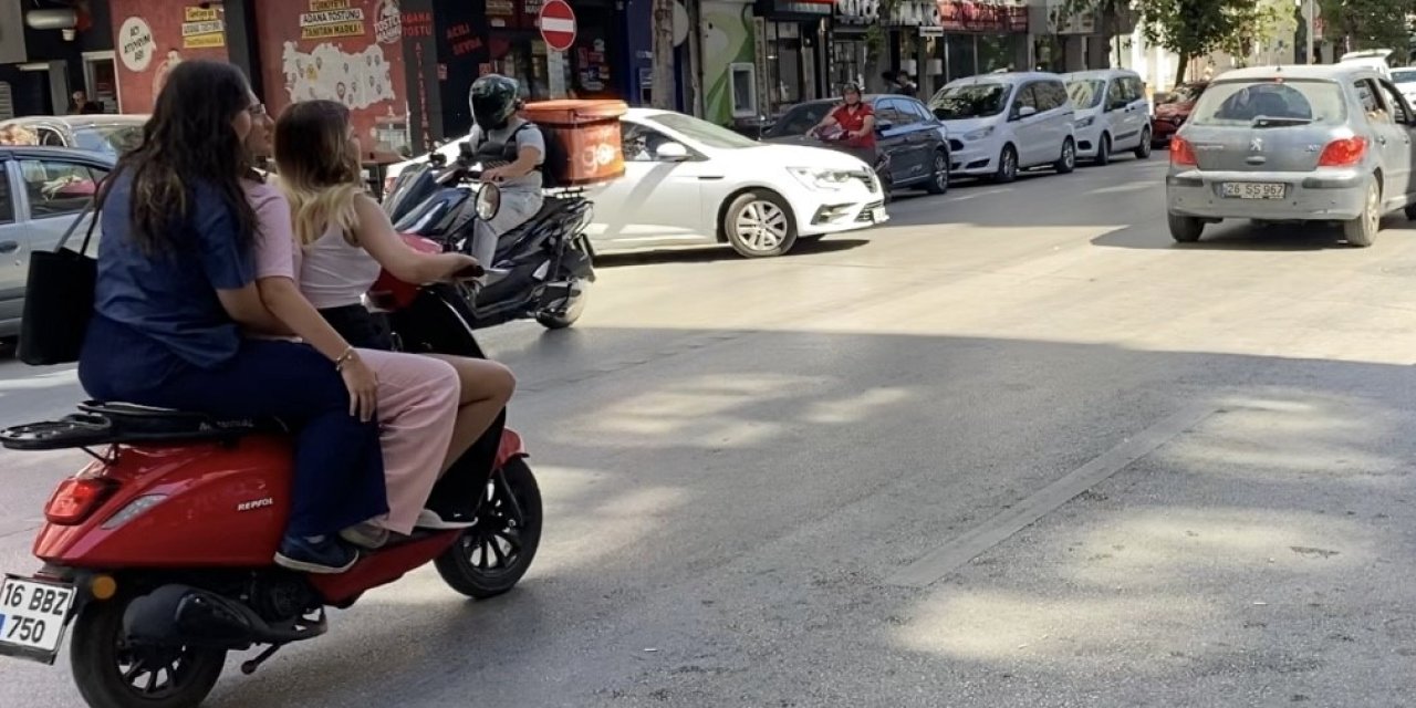3 Kadın Aynı Motosiklete Bindi