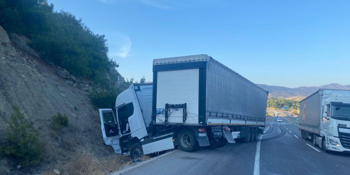 Kontrolden çıkan tır yoldan çıktı