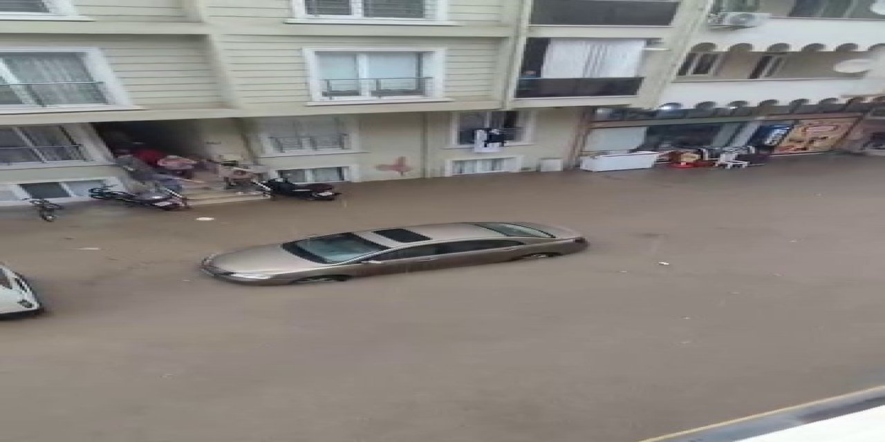 , Cadde Ve Sokaklar Sular Altında Kaldı
