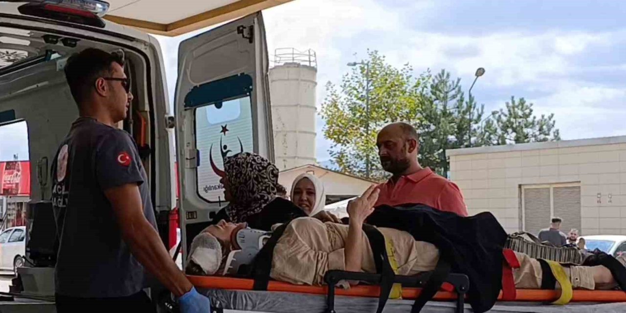 Otomobil İle Çarpışan Motosikletteki Çift Yaralandı