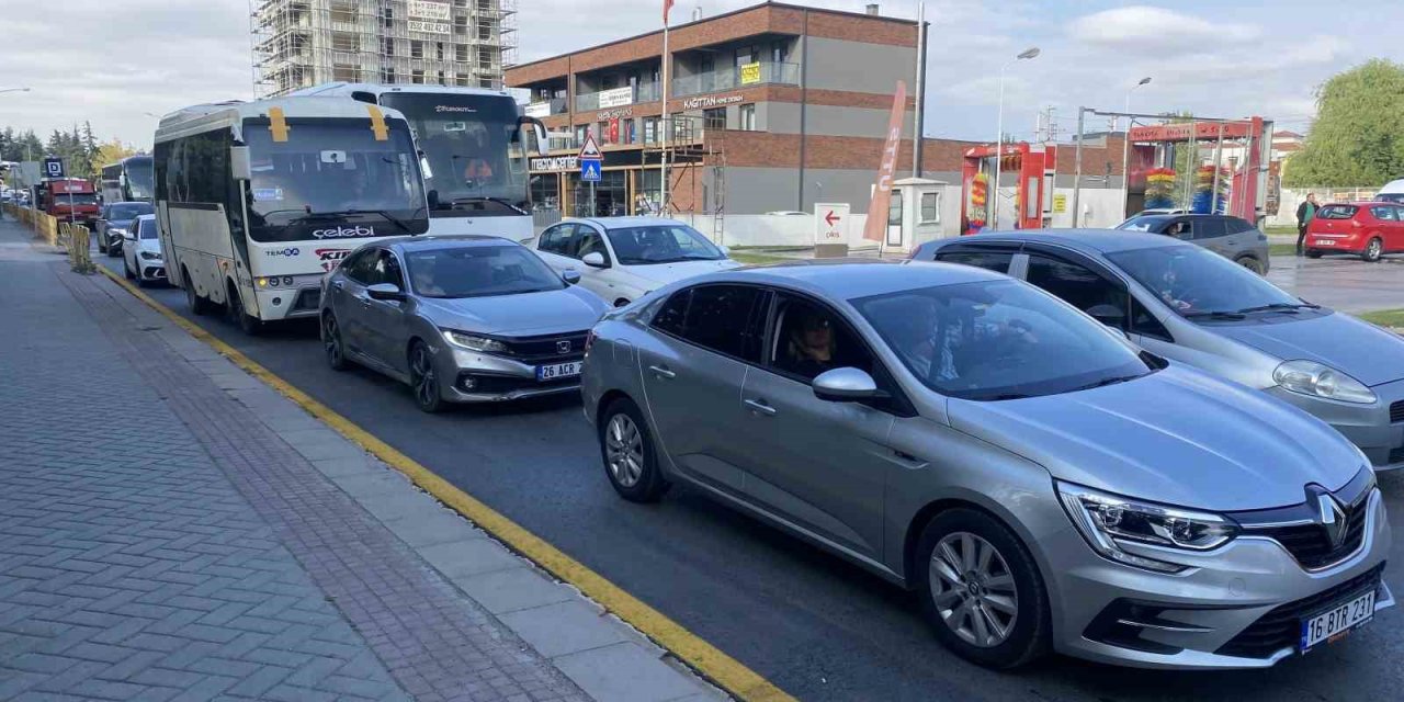 Okulun İlk Günü Uzun Araç Kuyrukları Oluştu