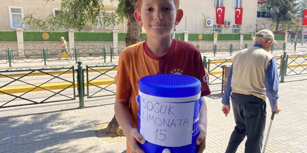 Ticareti Merak Eden 11 Yaşındaki Çocuk Haftanın Bir Günü Limonata Satıyor