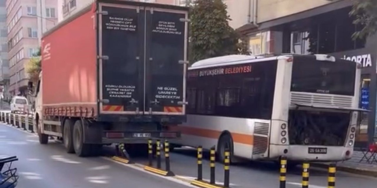 Bozulan Otobüs Yolu Kapadı, Kamyon Dubaları Çiğneyerek Yoluna Devam Etti