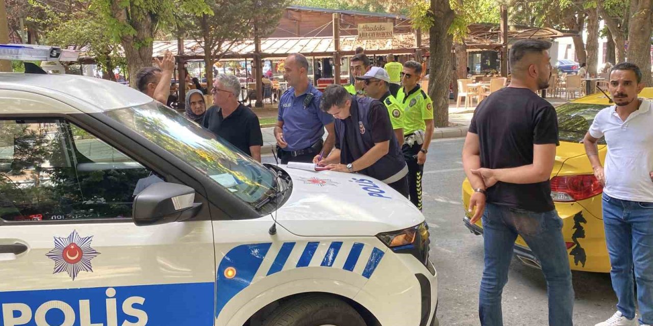 Durağa Araç Park Eden Şahıs Ve Taksiciler Arasında Kavga Çıktı