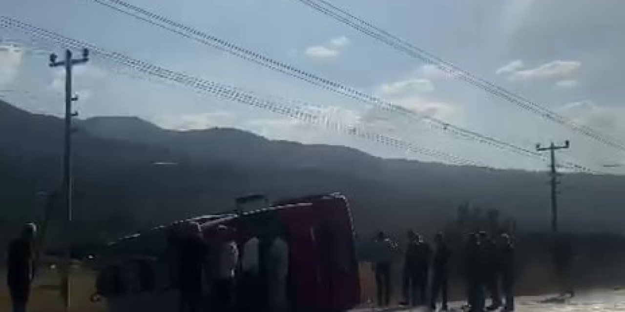 Kontrolden Çıkan Süt Tankeri Yan Yattı: 3 Yaralı