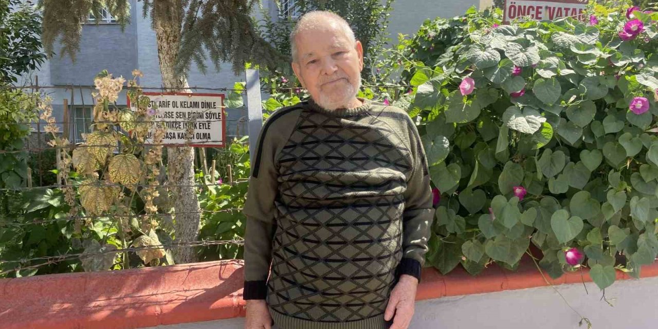 Bayram Amcanın Bahçeye Yerleştirdiği Özlü Sözler Dikkat Çekiyor