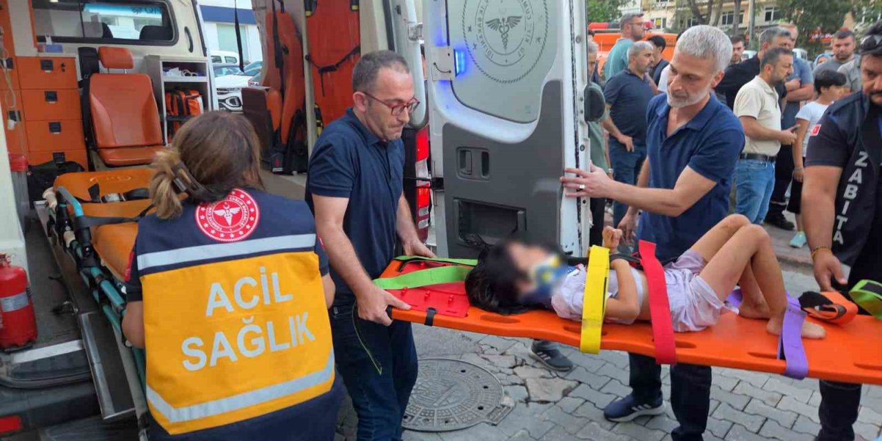 Motosiklet Önce Küçük Çocuğa Ardından Otomobile Çarptı: 2 Yaralı