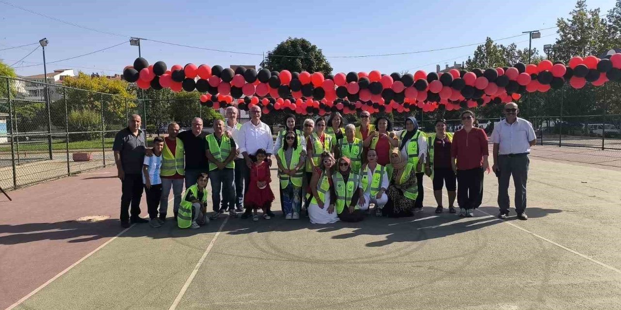 Hayırseverler Bin 350 Öğrenciye Okul Eşyaları Hediye Etti