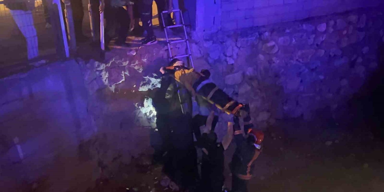 Kontrolü Kaybetti, 5 Metrelik Dereye Düştü
