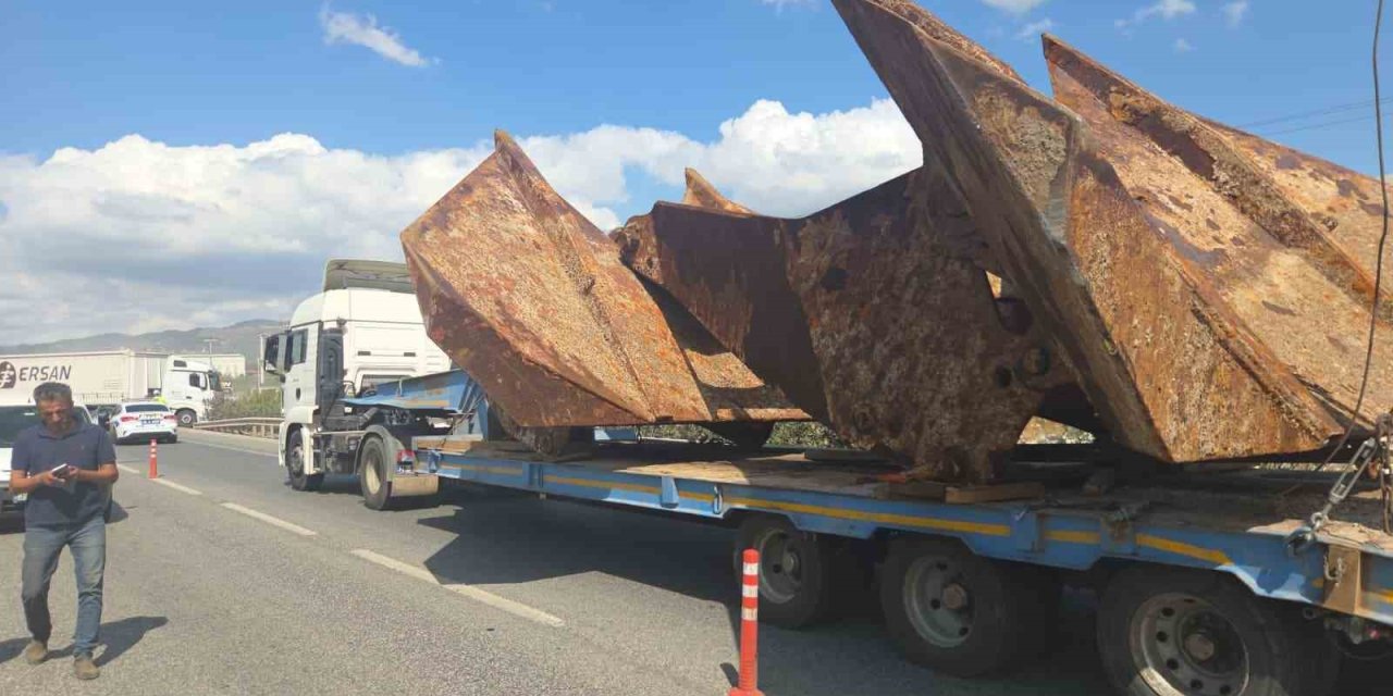 Yolcu Otobüsü Gemi Çapası Taşıyan Tıra Çarptı