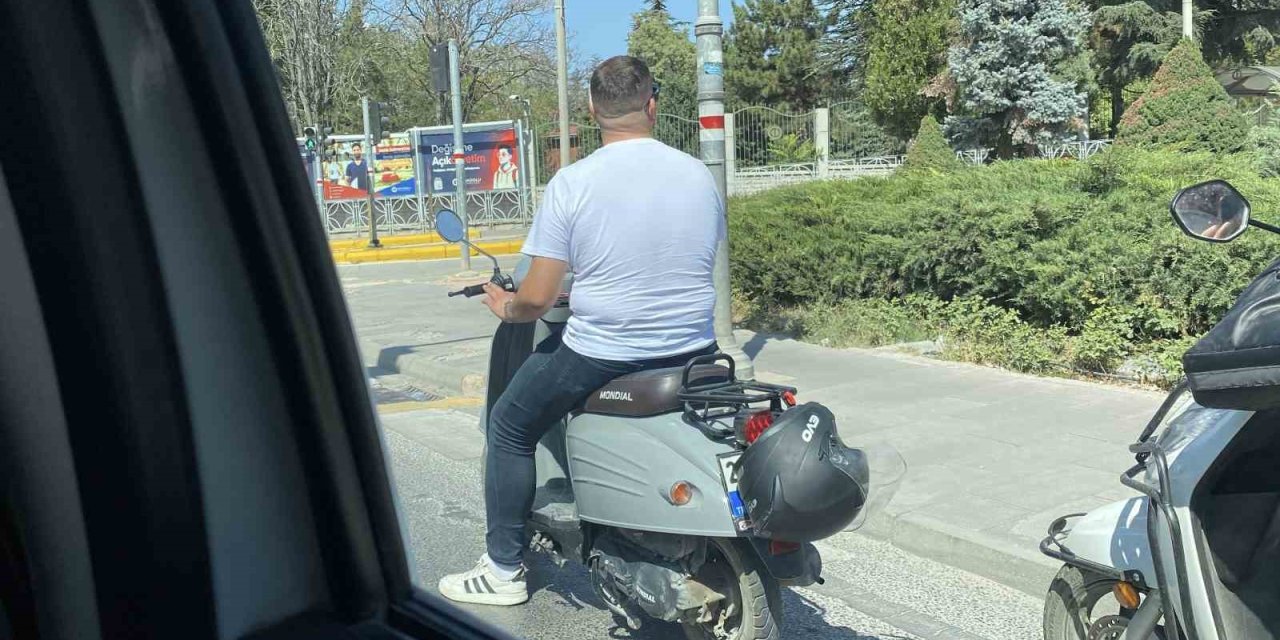 Kaskıyla Motosikletin Plakasını Kapattı