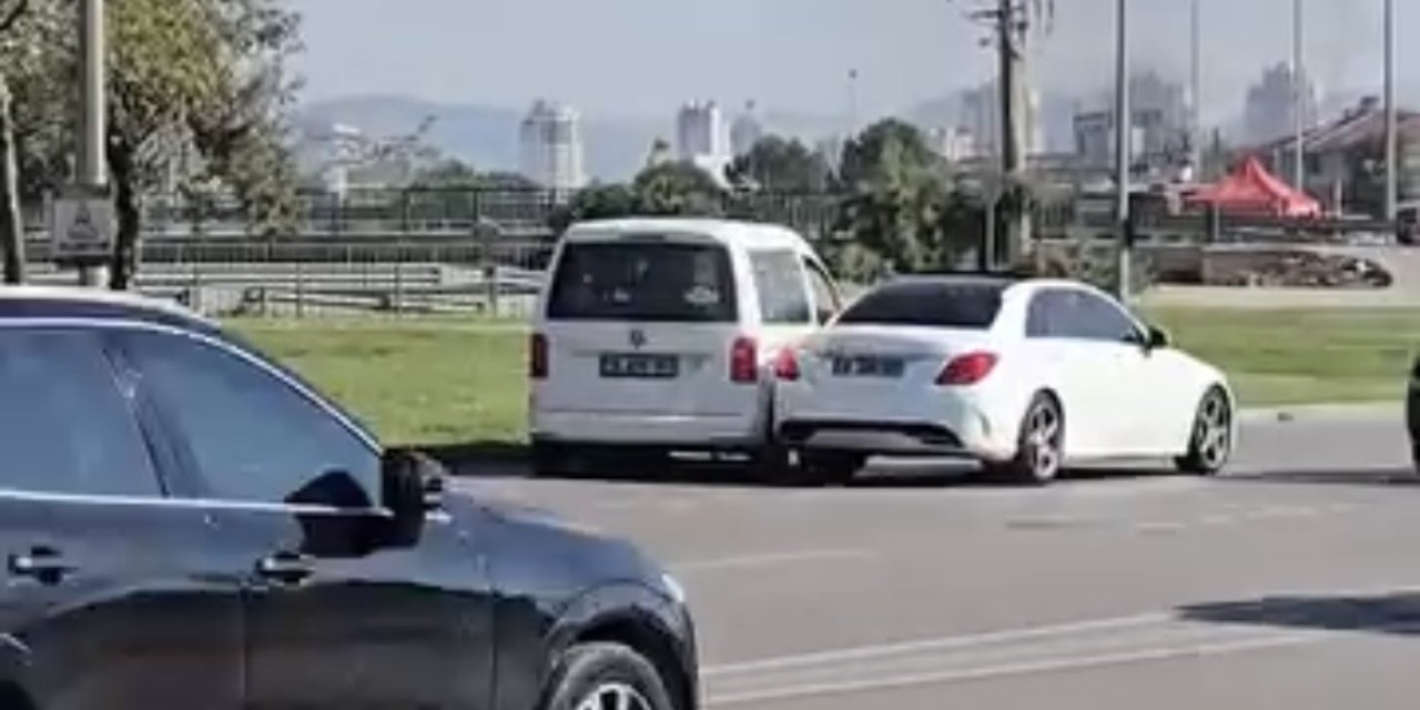 Anayolda Geri Geri İlerleyen Araç Kazaya Karıştı