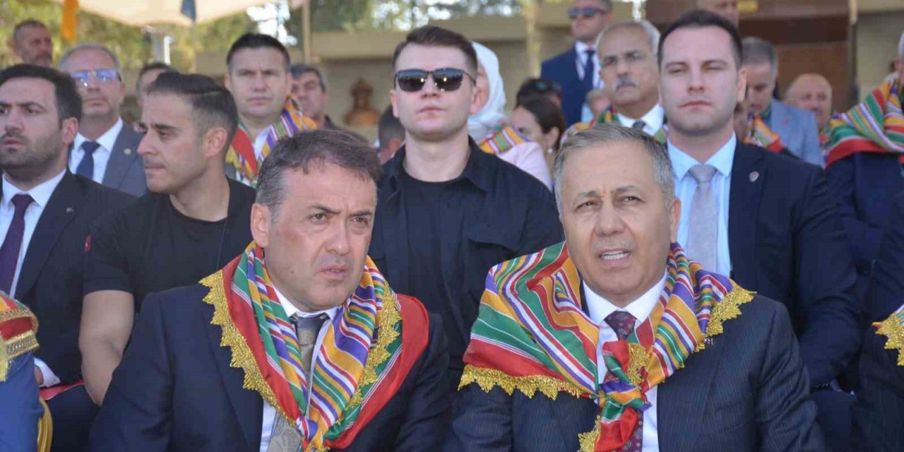 Bakan Yerlikaya, Ertuğrulgazi Türbesi’ni Ziyaret Etti