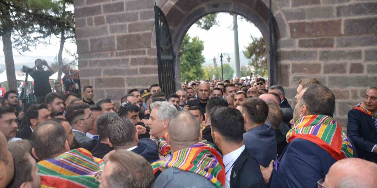 Ertuğrulgazi Türbesi Önünde Gerginlik