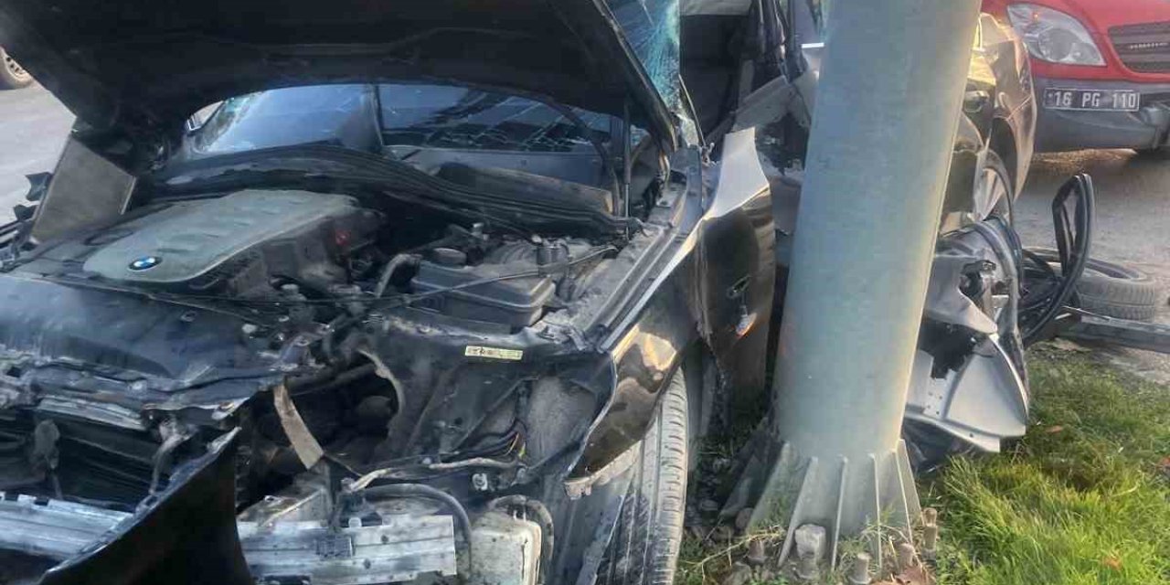 Direğe Çarpan Aracın Sürücüsü Ağır Yaralandı