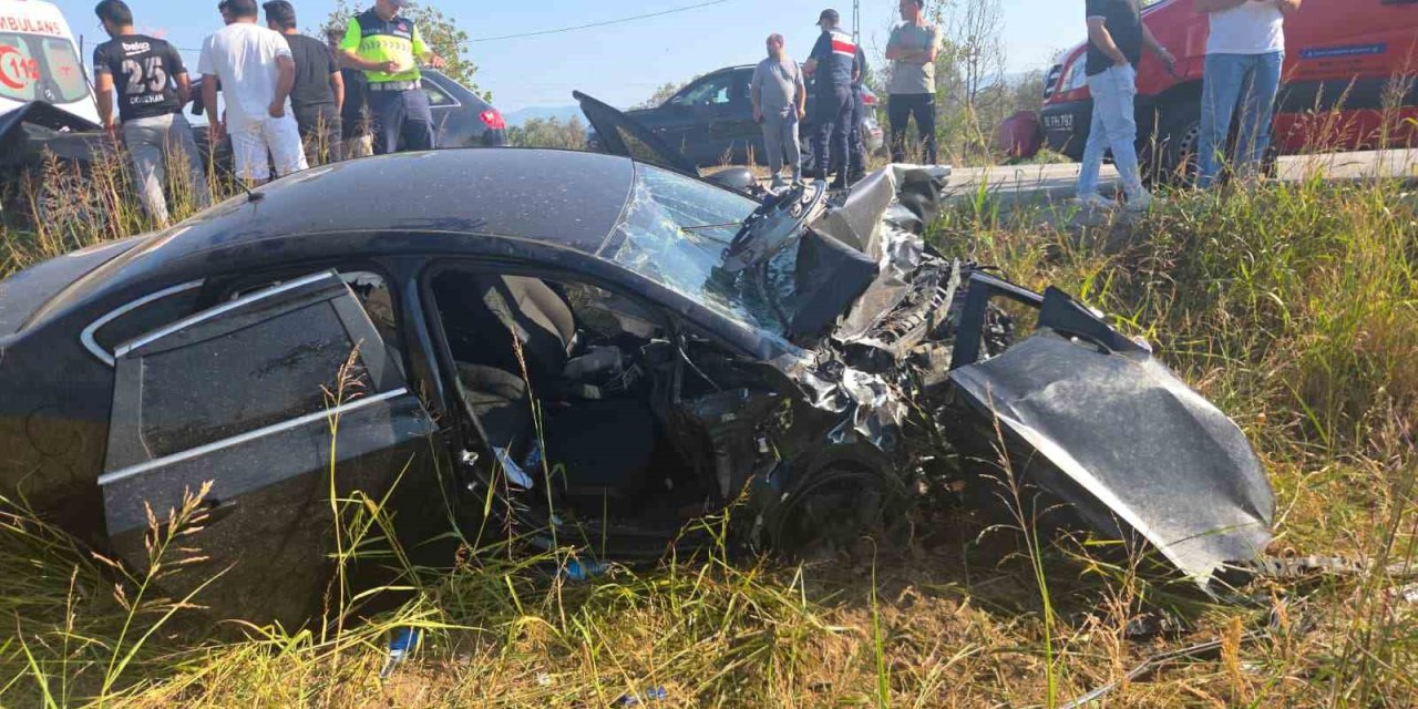 Otomobiller Kafa Kafaya Çarpıştı
