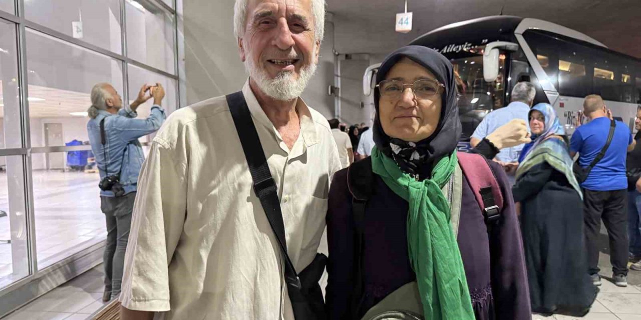 İşitme Engellilerin Umre Heyecanı: Gözyaşları Ve Dualarla Uğurlandılar