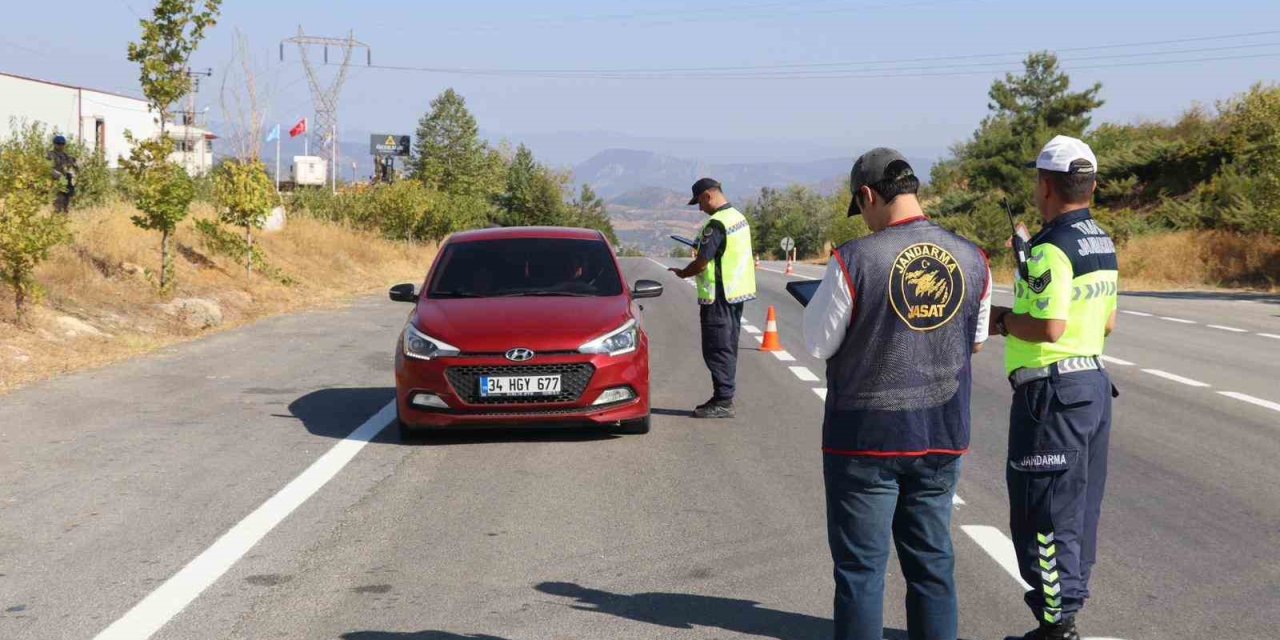 Jandarma Söğüt Şenliklinde Kuş Uçurtmadı