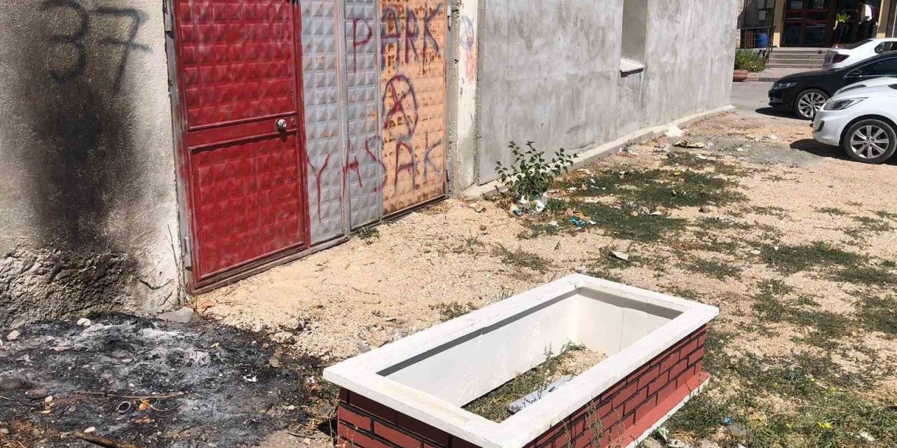 Boş Araziye Bırakılmış İsimli Mezar Taşı Bulundu