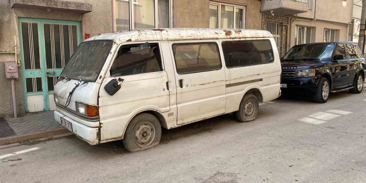 Sokakta Terk Edilen Panelvan Araç Dikkat Çekti