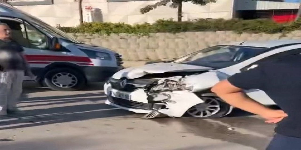 2 Otomobil Kafa Kafaya Çarpıştı!