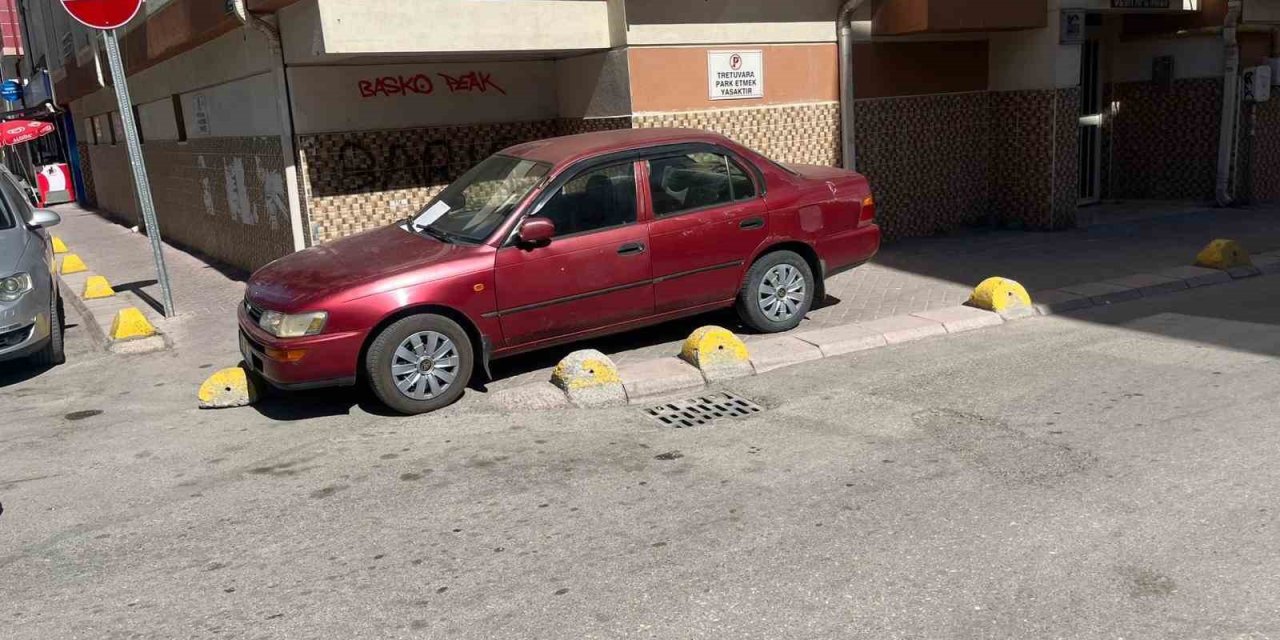 Kaldırıma Park Eden Sürücüye Apartman Yöneticisinden Notlu Uyarı