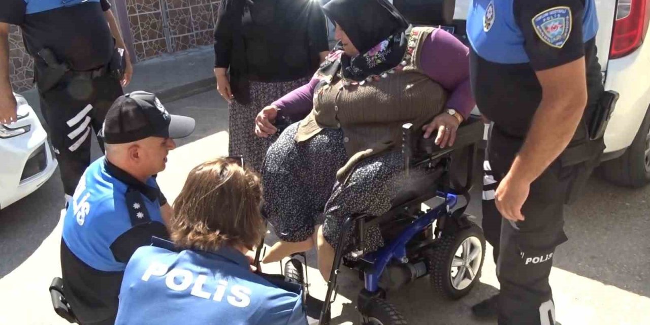 Kırılan Tekerlekli Sandalyesinin Yenisini Polis Alıp Hediye Etti