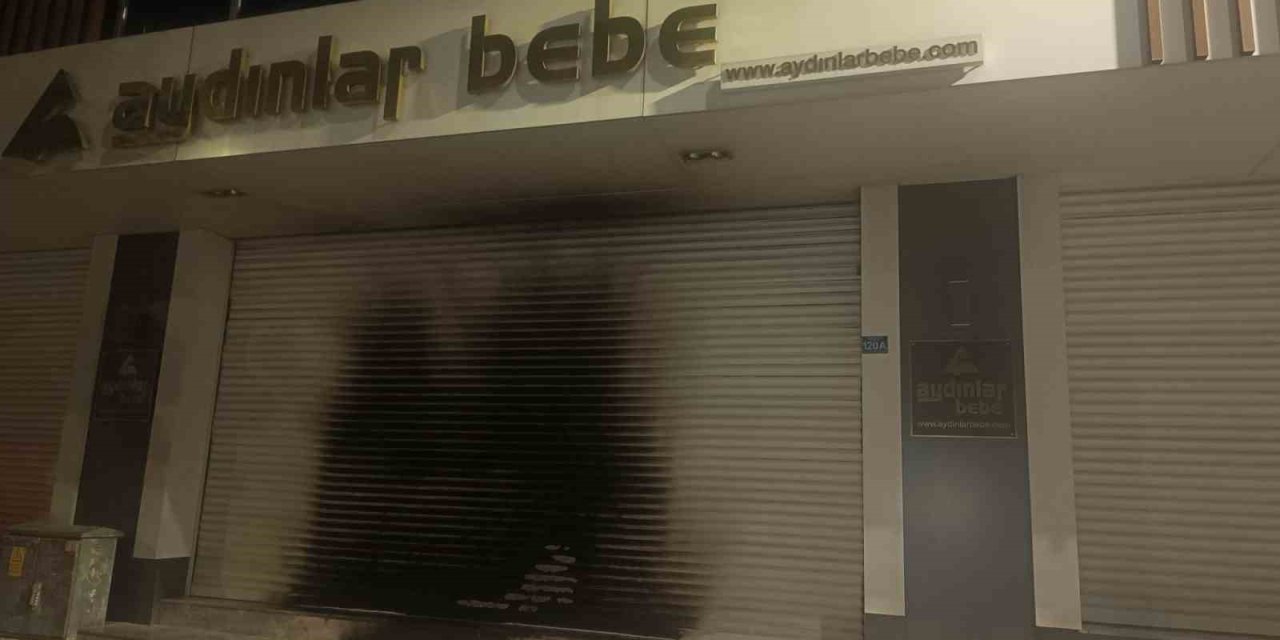 Mağazayı Ateşe Veren Şahıs O Anları Videoya Aldı
