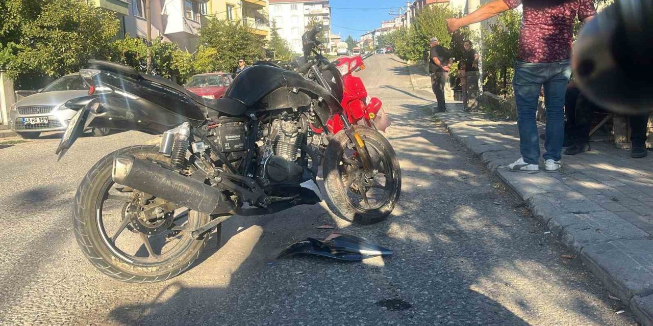 İki Motosiklet Çarpıştı Sürücüleri Yaralandı